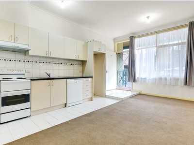 5A Naughton Place, Carlton