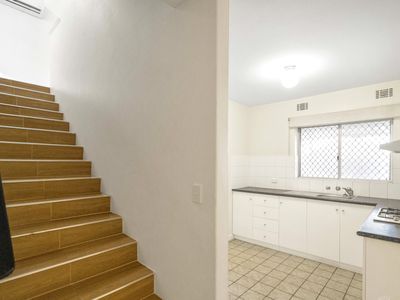 4/12 Edmund way, Calista