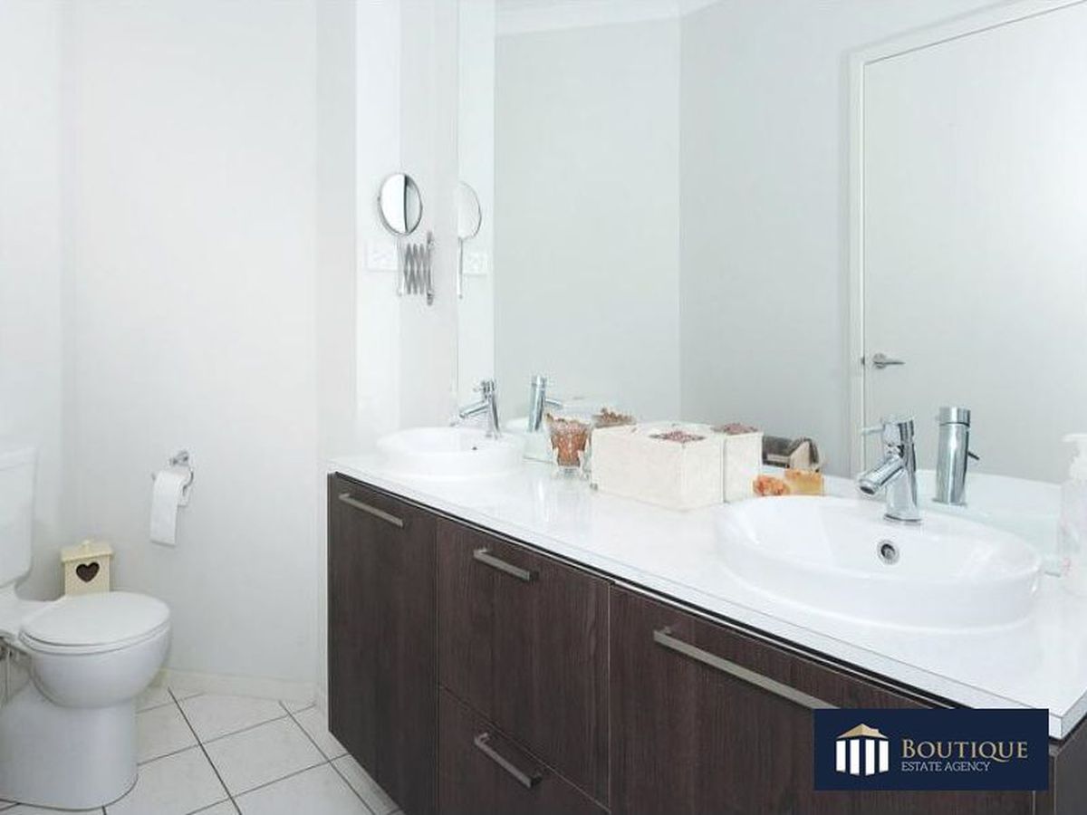 8 Matilda Court, Lynbrook