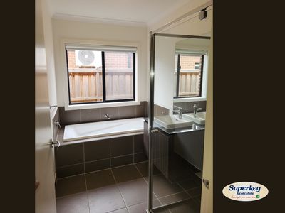 35 Surround Drive, Mambourin