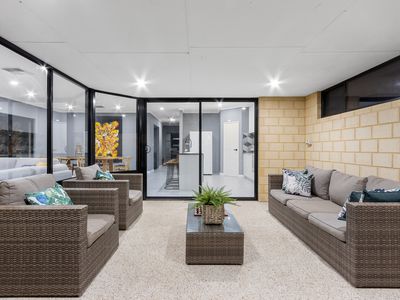 64 Hillhouse Way, Piara Waters