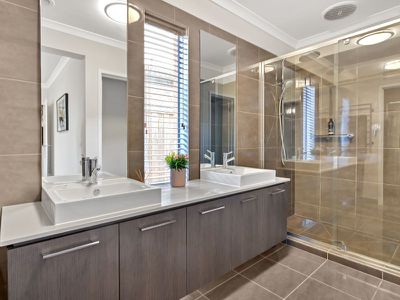 8 Malmesbury Road, Cranbourne North