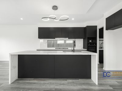 31 Parhelion St., Austral