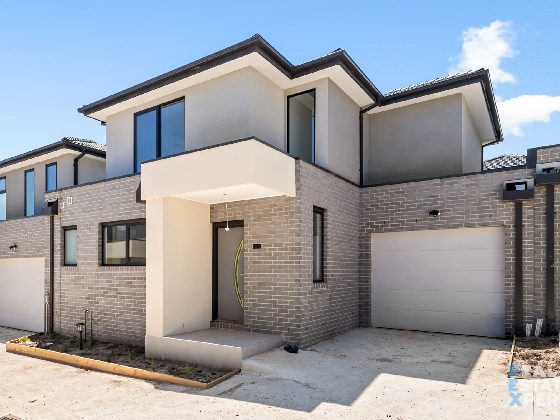 4 / 5 Sylvanwood Crescent, Narre Warren