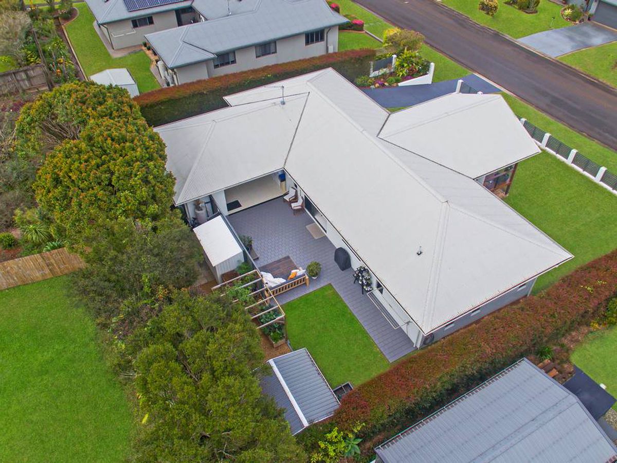 16 MITCHELL DRIVE, Atherton
