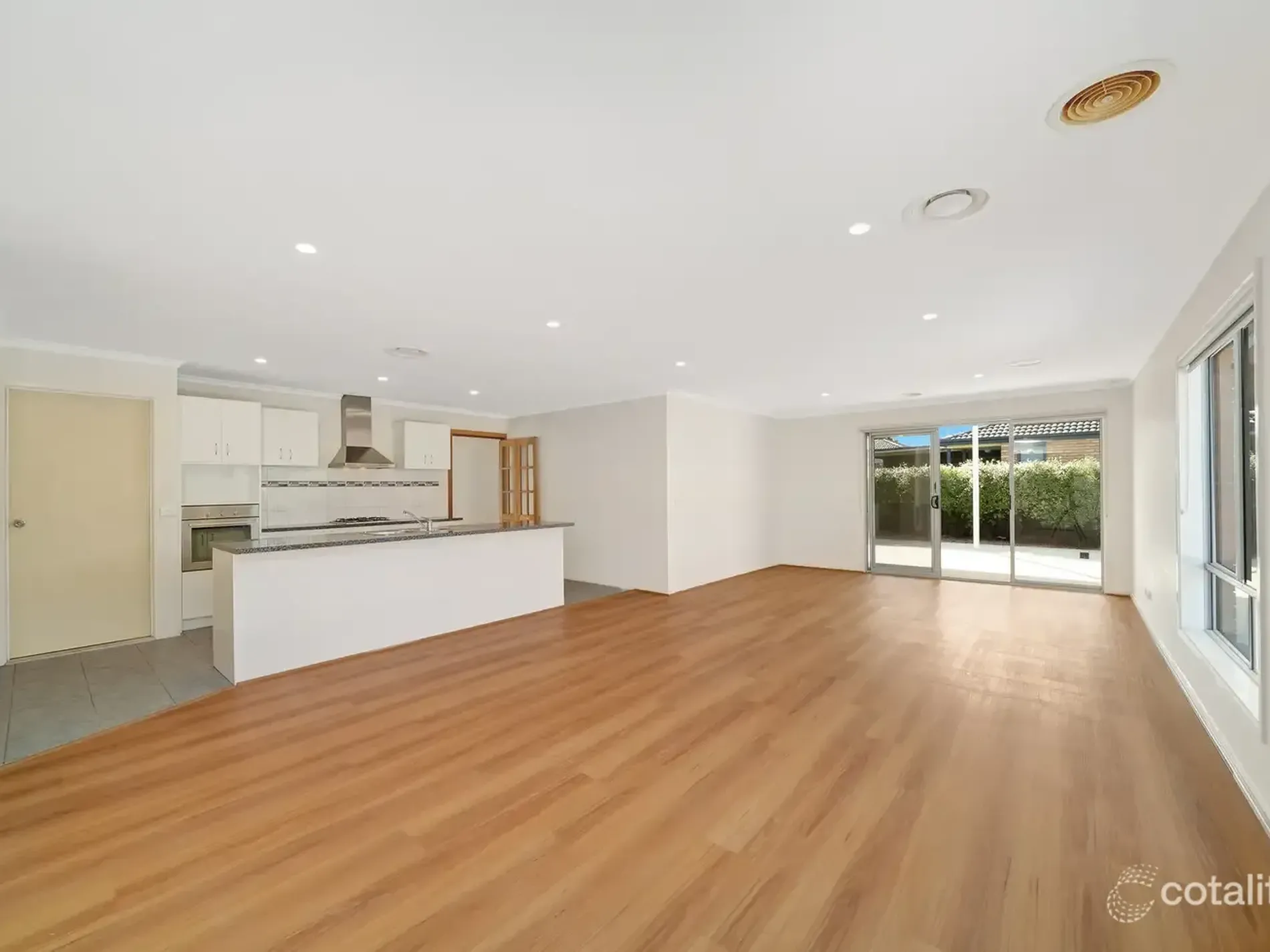 8 Manifera Close, Manor Lakes