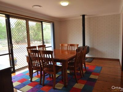 8L Pine Hill Drive, Dubbo