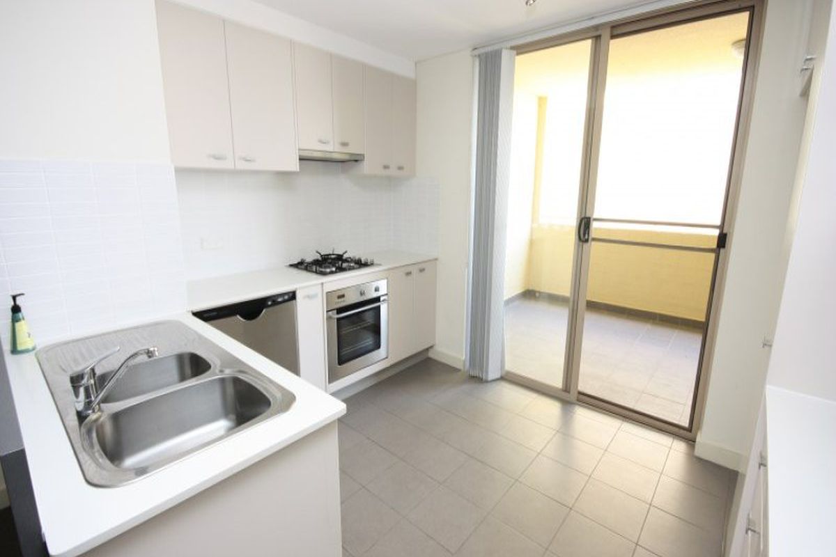 4  Stromboli Strait , Wentworth Point