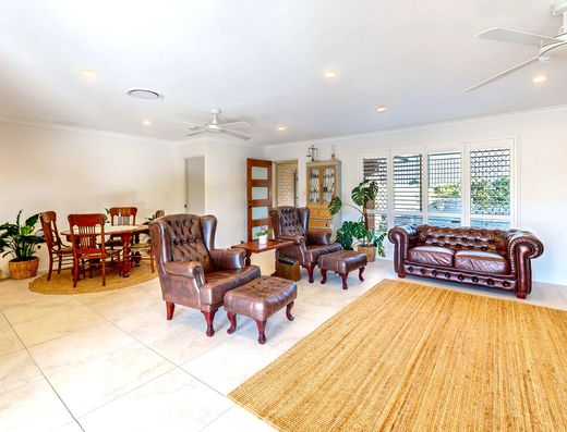 The Complete Package - Renovated, Pool & Caravan Parking image 4