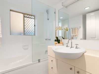1 / 58 Lisson Grove, Wooloowin