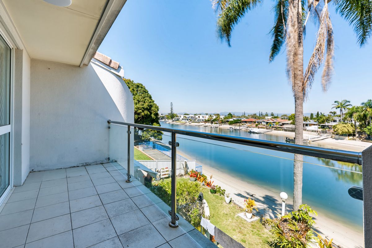 2 / 4 Orvieto Avenue, Mermaid Waters