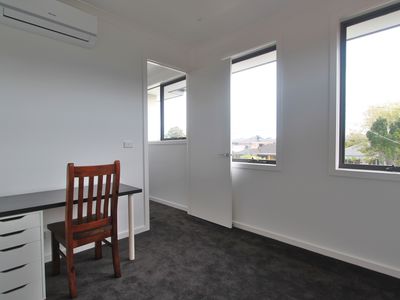 1 / 4 Harlington Street, Clayton