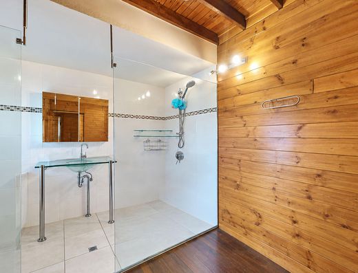 Enter Acreage Freedom with Exceptional Multi-Generational Versatility image 15