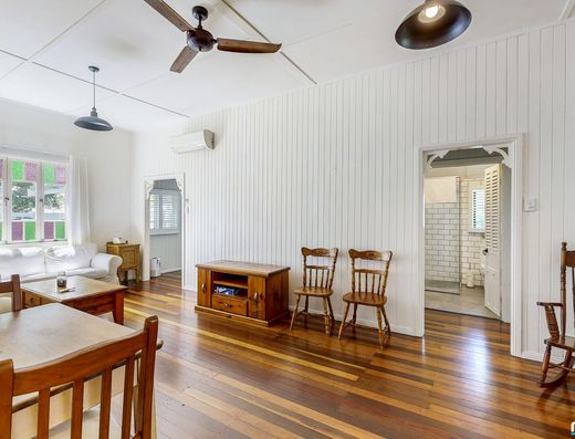 Charming Queenslander in Old Tewantin image 7