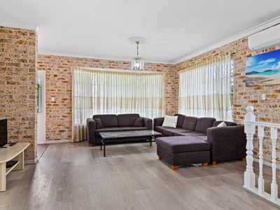 1 West Close, Hawks Nest