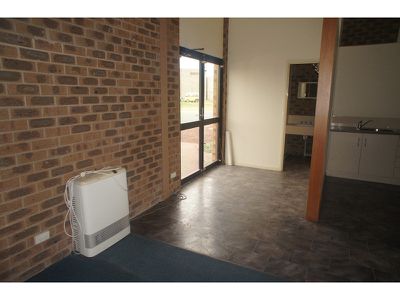 2 / 31 - 33 O'Callaghans Prd, Horsham