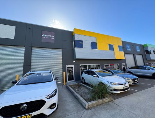 Super stylish, modern fitout - move in and go!