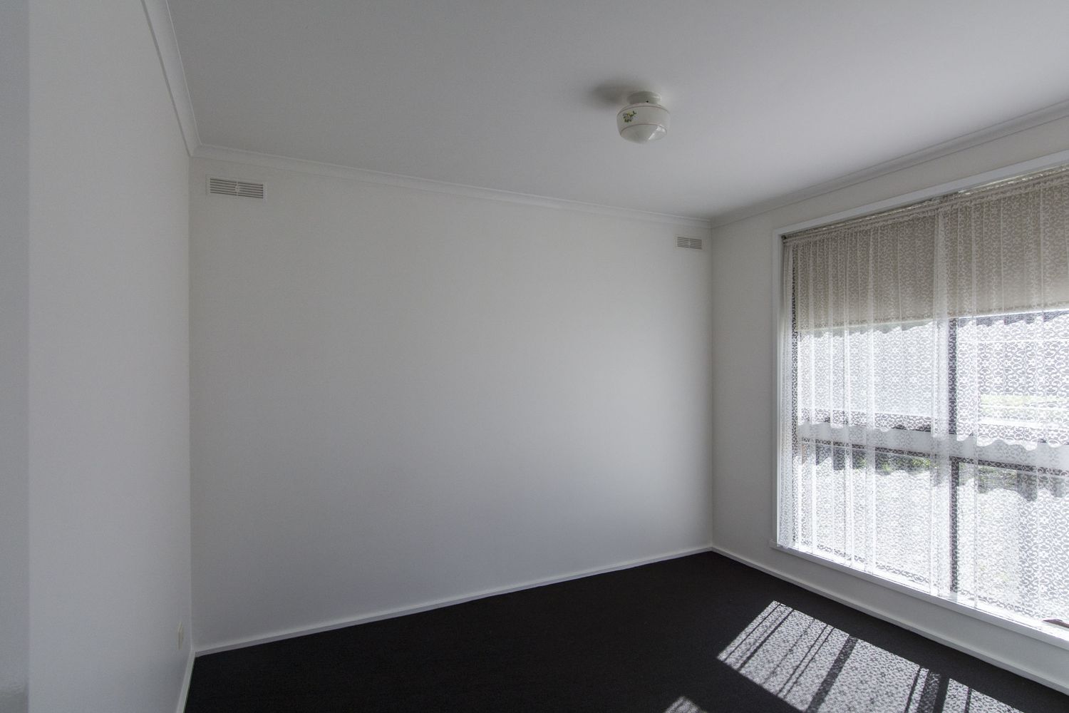 1 / 15 Schwarz Avenue, Horsham
