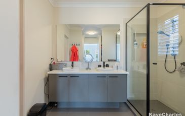 5 Leeson Street, Officer South