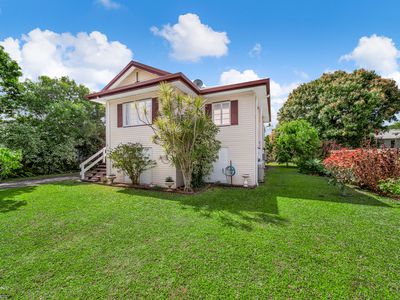 18 Downing St, Earlville
