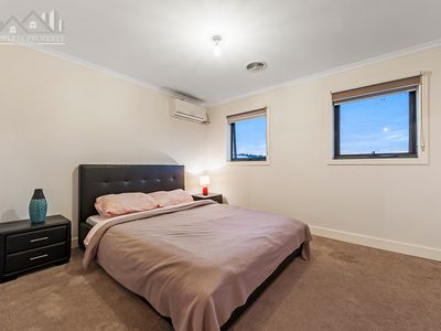 13 The Dress Circle, Oaklands Junction