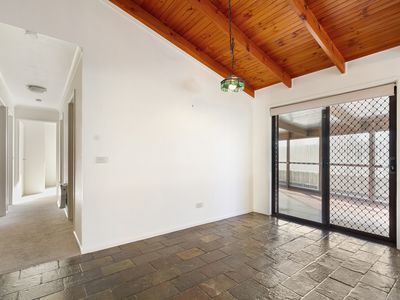 12 Yvette Close, Sale