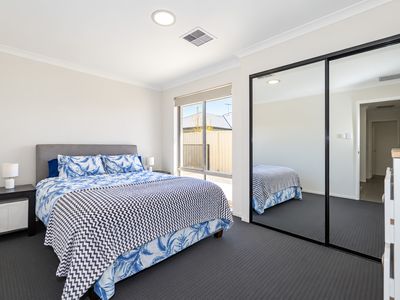9 Pierrepoint Loop, Champion Lakes