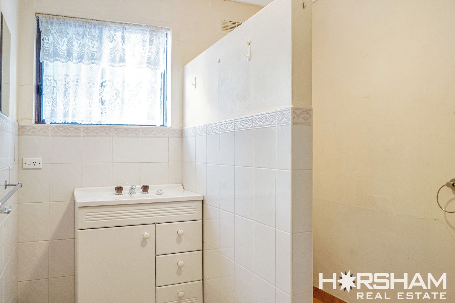 2 / 5 Schwarz Avenue, Horsham