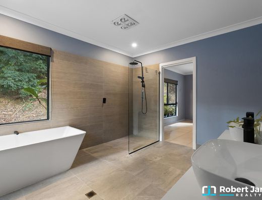 Tranquil Acreage Retreat in Sought-After Doonan image 11