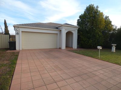 13 Little Road, Griffith