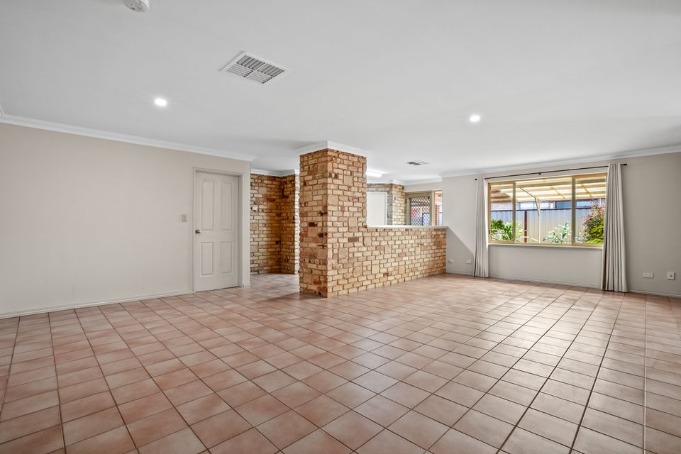16 Frigate Close, Waikiki