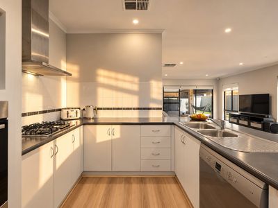 18 Barclay Way, Piara Waters