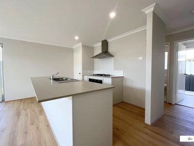 24 Kembla Way, Lakelands