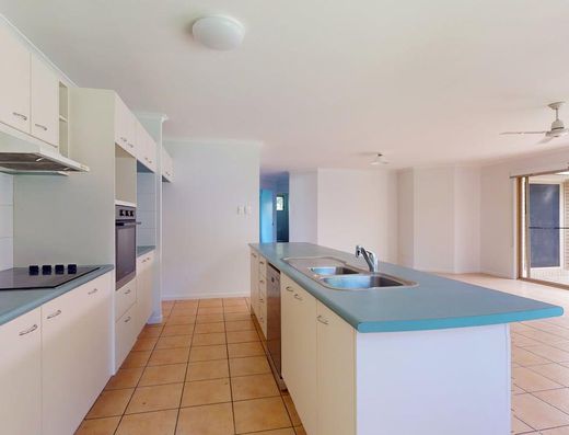 Noosaville 4 Bedroom Home image 4