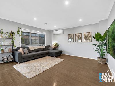 40 Riverside Drive, Cranbourne West