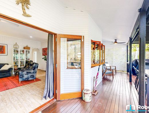 Renovated Queenslander - A Minute Walk to the Lake image 2