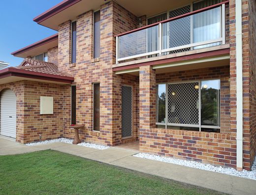 Impressive home in convenient location   *** UNFURNISHED *** image 15