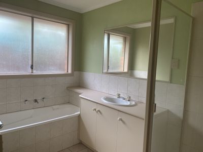 14 St Lawrence Close, Werribee
