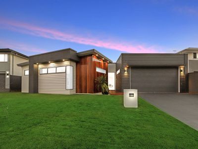5 Commodore Place, Manly West