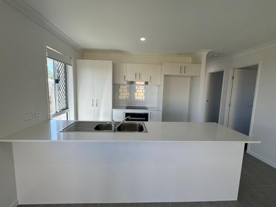 8 Alexander Pl, Gleneagle