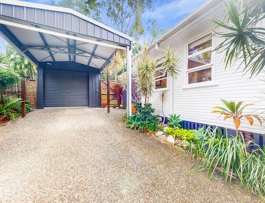 Renovated Queenslander - A Minute Walk to the Lake image 24