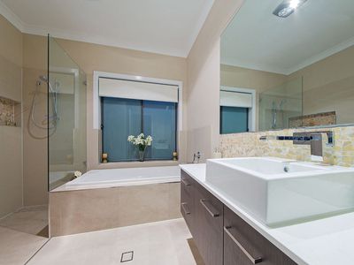 3 Lydia Pl, Wakerley