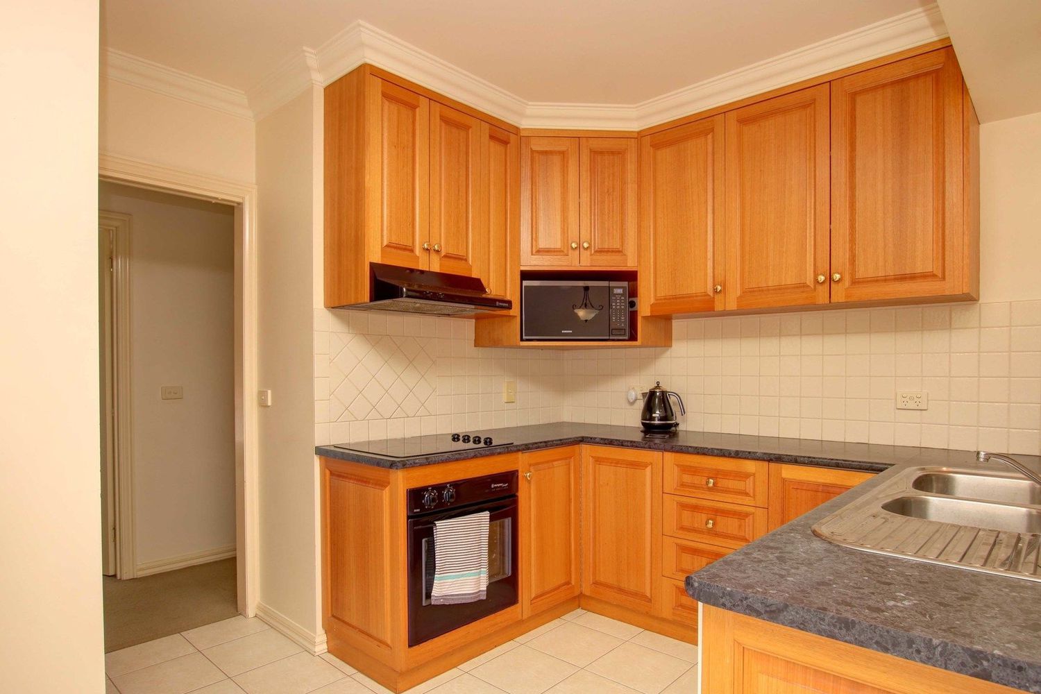 1 / 25 Hayes Drive, Horsham