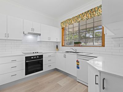 1 West Close, Hawks Nest