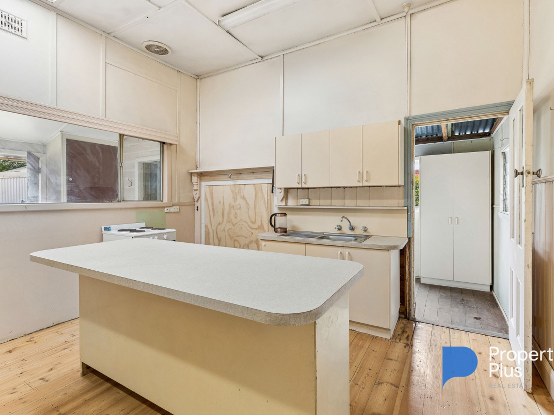 7 WINDSOR AVENUE, Charlton