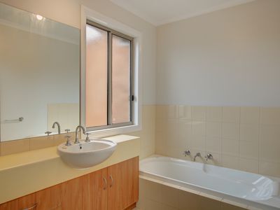 6 / 16 McTavish Boulevard, Horsham