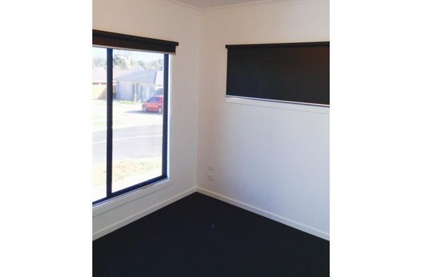 8 Gyrfalcon Way, Doreen