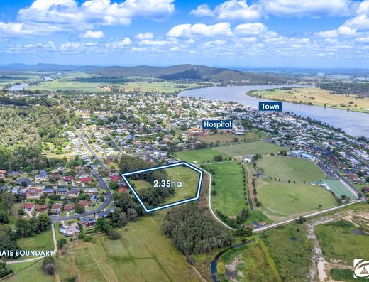 SMALL ACREAGE IN THE HEART OF MACLEAN