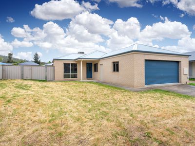 8 WATTLE WAY, West Albury