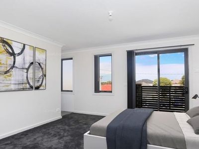 2/18 Codrington Street, Fairfield